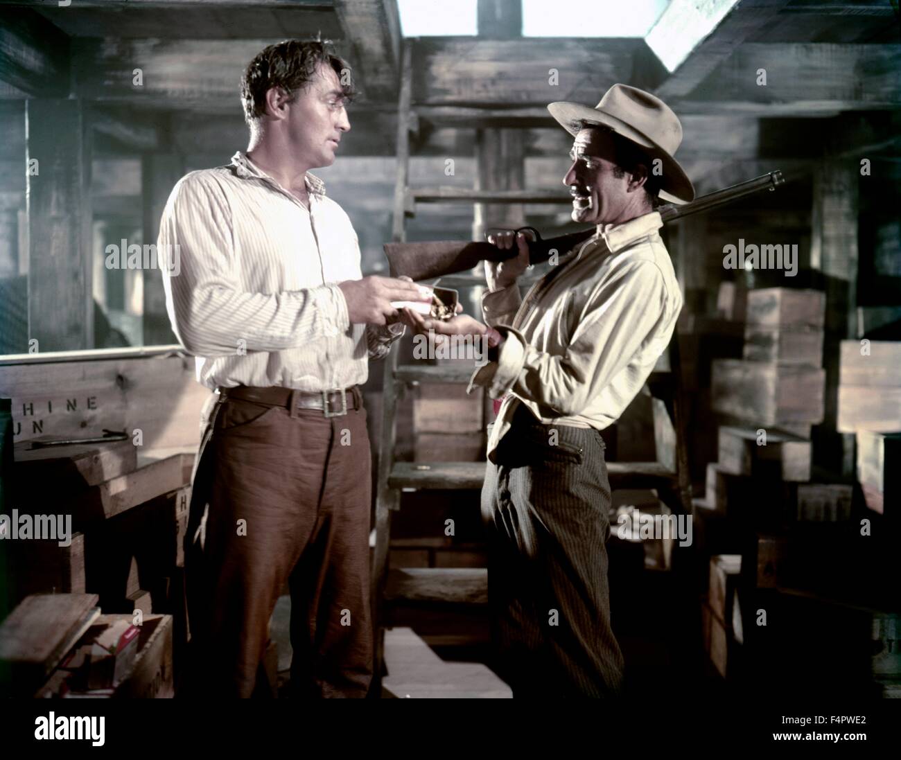 Robert Mitchum und Gilbert Roland / Bandido / 1956 unter der Regie von Richard Fleischer [United Artists] Stockfoto