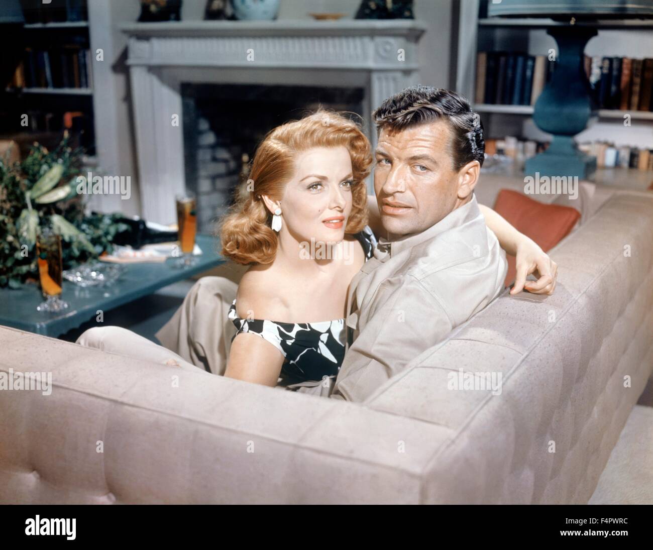 Jane Russell und Richard Egan / The Revolt von Mamie Stover / 1956 unter der Regie von Raoul Walsh [zwanzigsten Jahrhundert Fox Film Corpo] Stockfoto