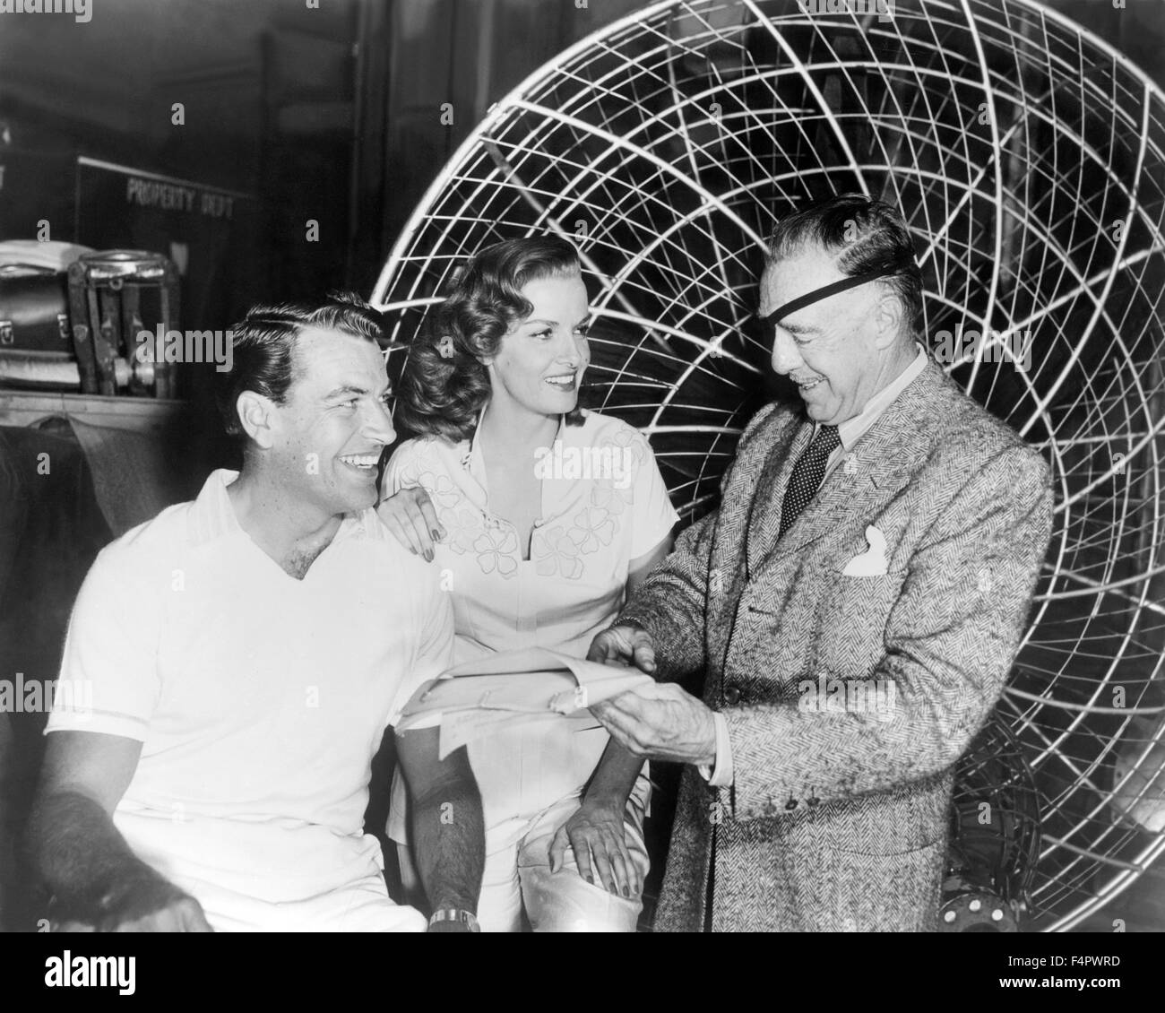 Am Set, Raoul Walsh mit Richard Egan und Jane Russell / The Revolt von Mamie Stover / 1956 unter der Regie von Raoul Walsh [zwanzigsten Jahrhundert Fox Film Co Stockfoto