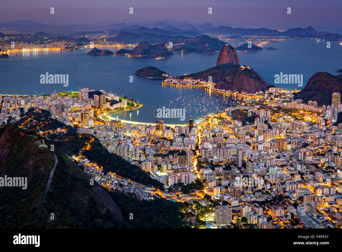 Spektakulären Blick über Rio De Janeiro vom Corcovado aus gesehen. Die berühmten Zuckerhut ragt aus der Guanabara-Bucht Stockfoto