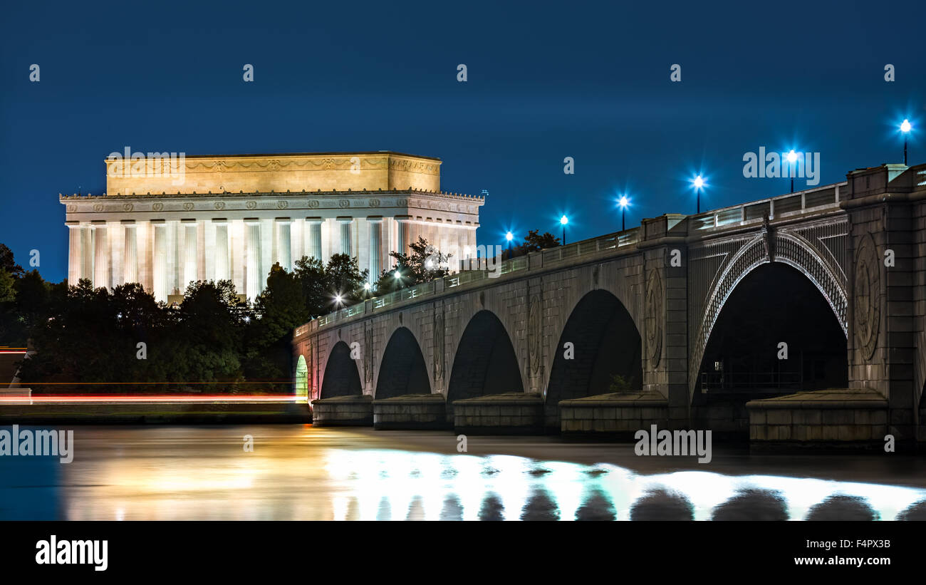 Lincoln Memorial und Arlington Bridge in Washington, D.C., bei Nacht Stockfoto