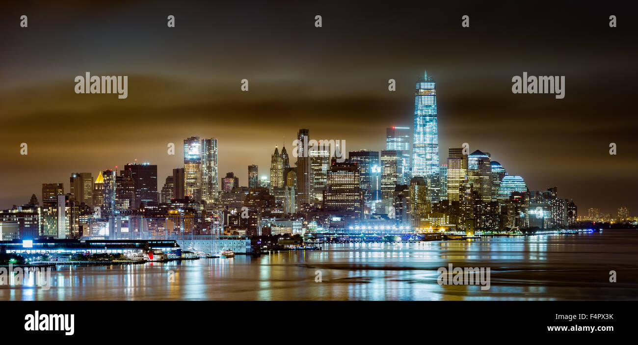 Lower Manhattan bei Nacht gesehen von Weehawken, New Jersey Stockfoto