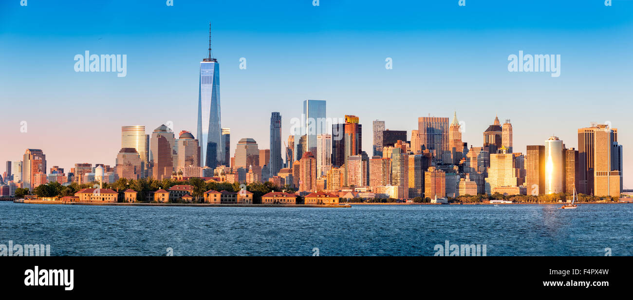 Die Innenstadt von New York Skyline Panorama mit Ellis Island im Vordergrund Stockfoto