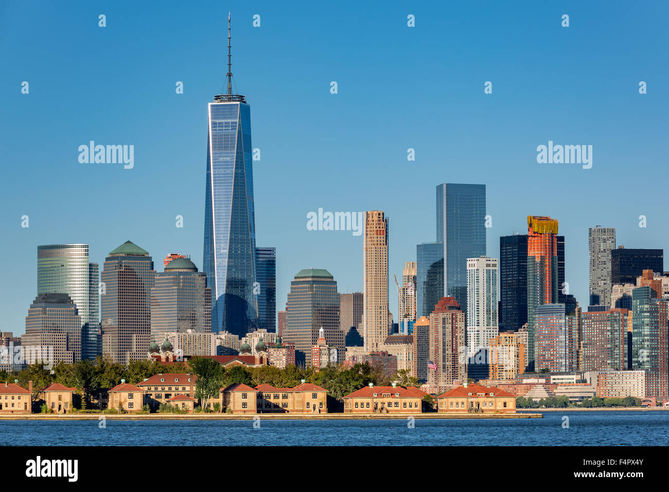 Die Innenstadt von New York Skyline mit Ellis Island im Vordergrund Stockfoto