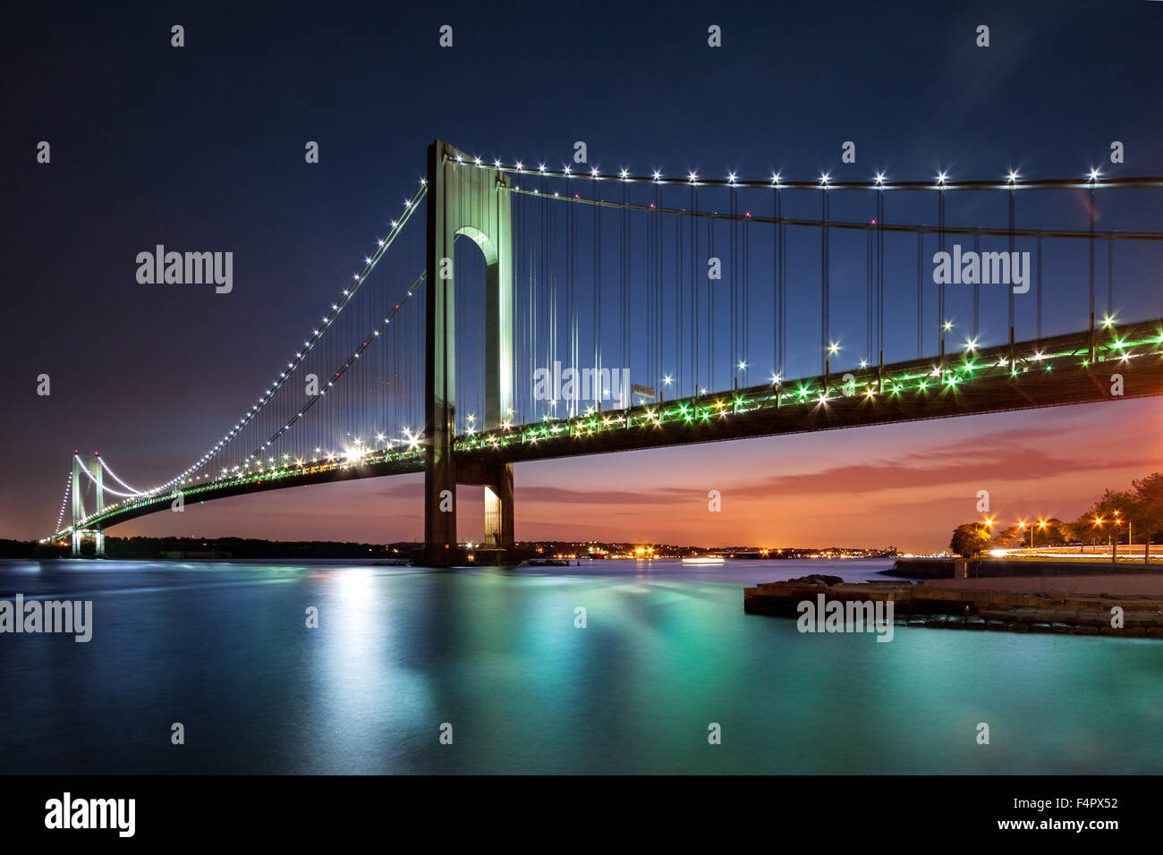 Verrazano-Narrows Bridge in der Dämmerung aus Brooklyn, New York City betrachtet Stockfoto