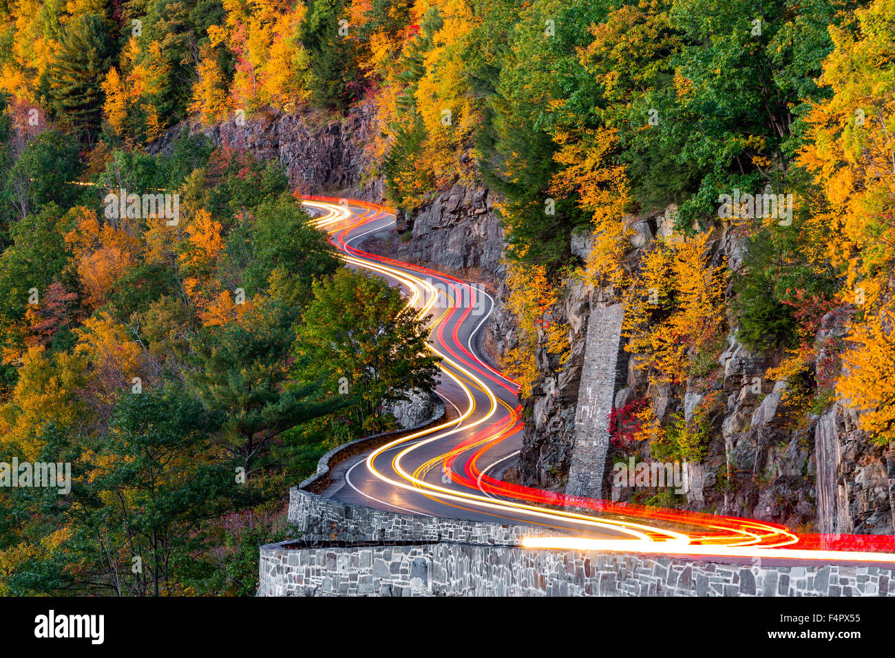 Ampel-Trails auf Hawks Nest kurvenreiche Straße (Route 97) in Upstate New York, an einem Herbstabend. Stockfoto