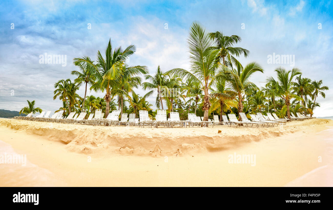 Öffentlicher Strand mit Palmen auf der Insel Cayo Levantado, Dominikanische Republik Stockfoto