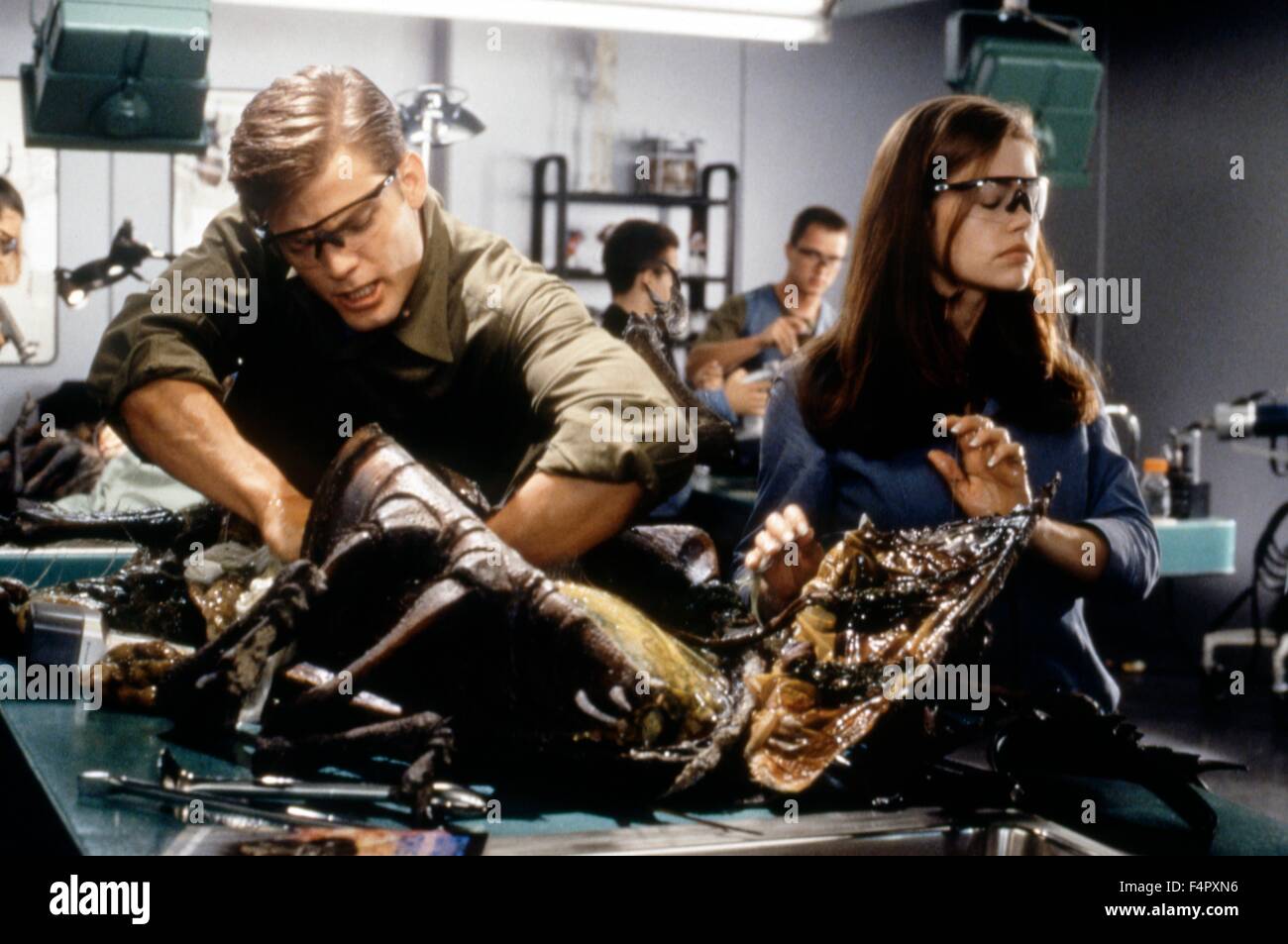 Casper Van Dien und Denise Richards / Starship Troopers / 1997 / unter ...