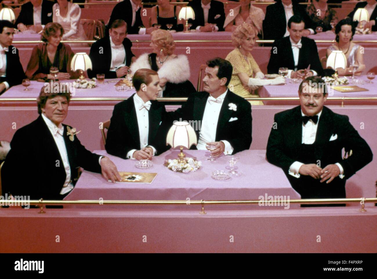 Robert Preston, Julie Andrews, James Garner und Alex Karras / Victor Victoria / 1982 / unter der Regie von Blake Edwards / [Metro-Goldwyn-Mayer Pictures] Stockfoto