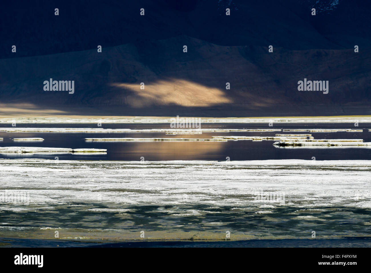 Schichten von Salz, Wasser und karge Landschaft an der Tso kar, eine schwankende Salt See, auf einer Höhe von 4.530 m über dem Meeresspiegel leve entfernt Stockfoto