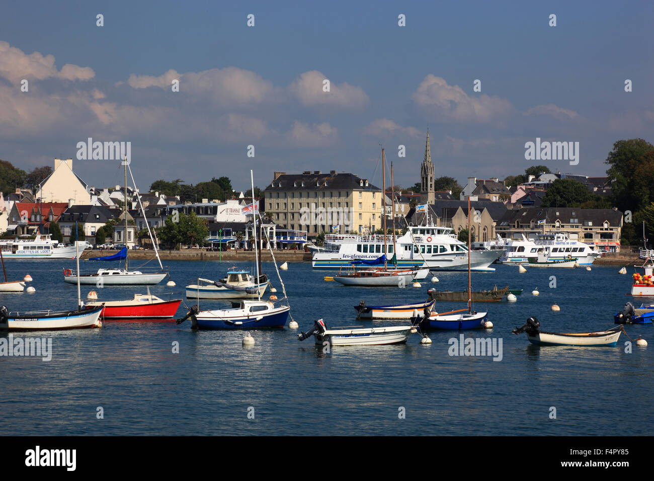 Frankreich, Bretagne, Ansicht von Saint Marie von der Marina in Benodet Stockfoto