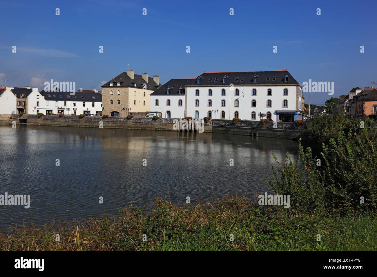 Frankreich, Bretagne, Pont l'Abbe, Häuser am Meer Stockfoto
