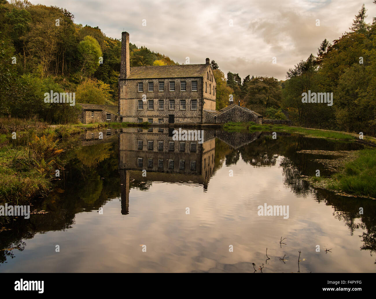 Gibson und Mühle Teich am Hebden Bridge in der herbstlichen Sonne. Stockfoto