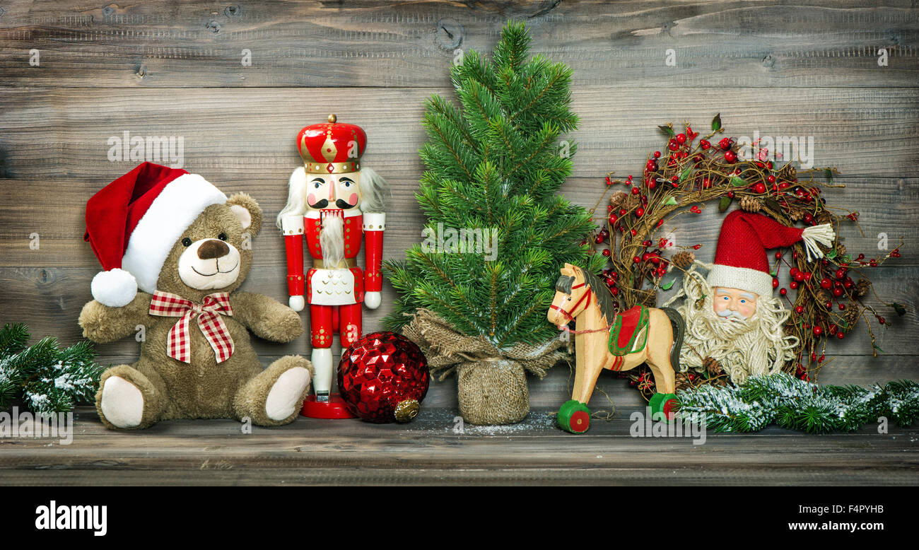 Vintage Weihnachtsdekoration Teddybär, Schaukelpferd und Nussknacker. Retro-Stil farbiges Foto mit vignette Stockfoto