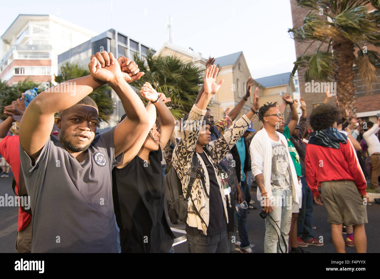 Proteste zwischen der Polizei und Anhängern der#feesmustfall Bewegung in der Innenstadt von Kapstadt, Südafrika Stockfoto