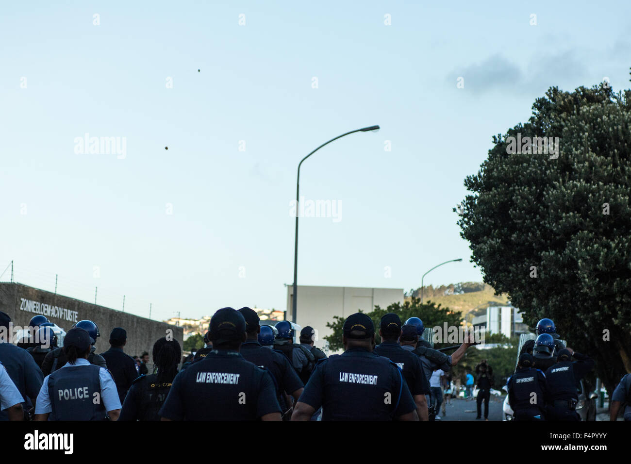 Proteste zwischen der Polizei und Anhängern der#feesmustfall Bewegung in der Innenstadt von Kapstadt, Südafrika Stockfoto