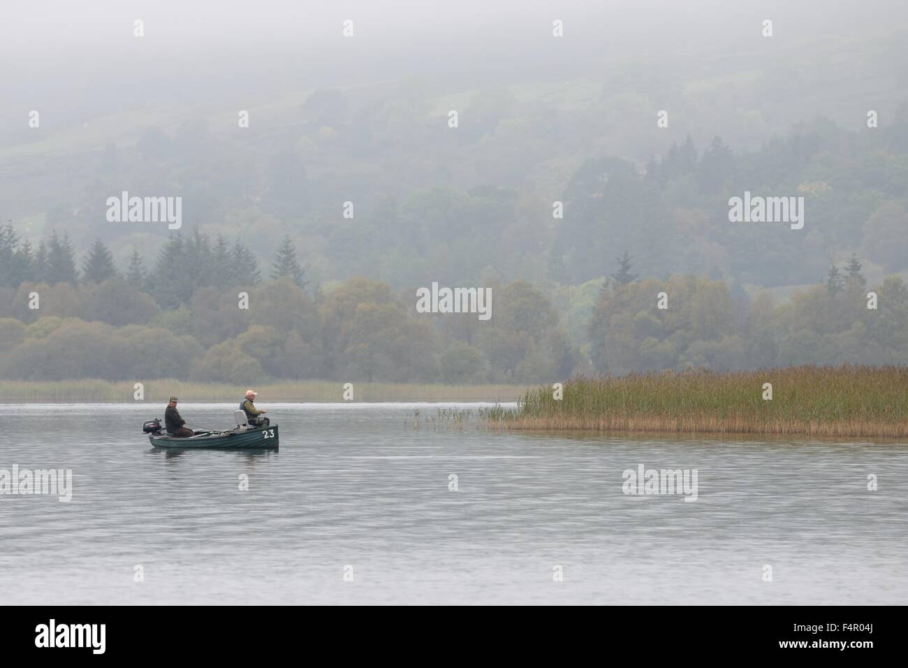 Zwei Männer in einem Boot Angeln von Forellen auf dem See von menteith im Herbst. 14/10/15 in Schottland, Großbritannien Stockfoto