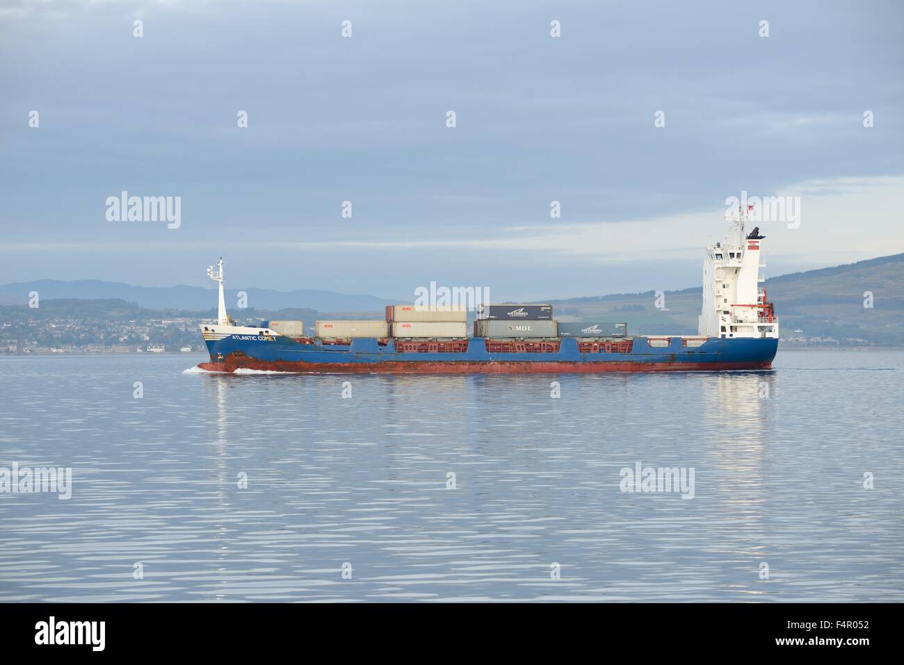 Ein kleines Containerschiff navigiert den Kanal auf dem Fluss Clyde in Schottland, UK, Europa Stockfoto