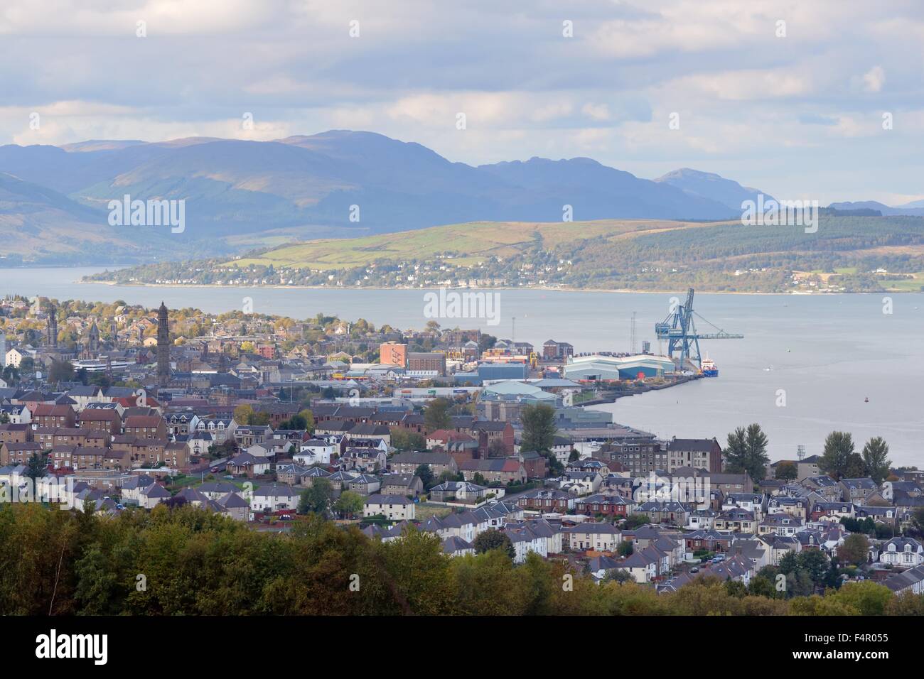 Blick nach Norden über die Stadt Greenock und den Fluss Clyde in Schottland, Großbritannien, Europa Stockfoto