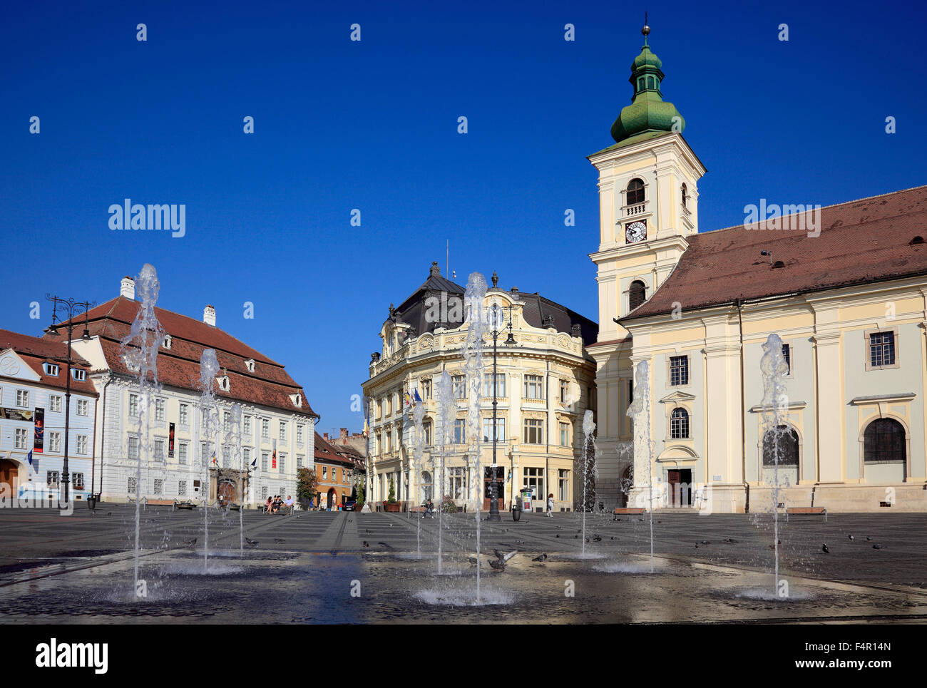 Brukenthal-Palais, links. Rathaus, katholische Kirche, am Grand Boulevard, Piata Mare, Sibiu, Rumänien Garnison Stockfoto