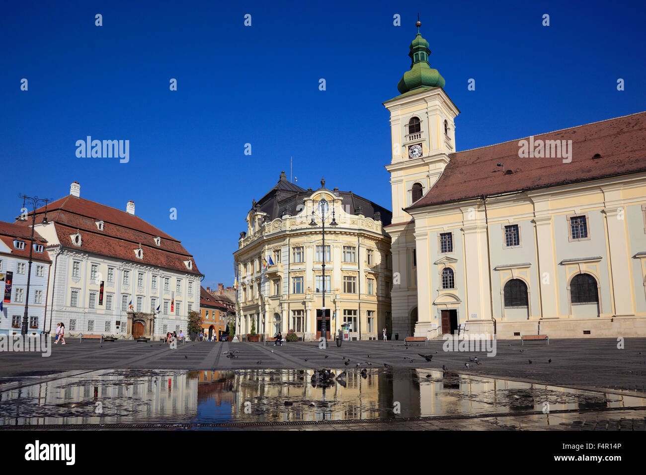 Brukenthal-Palais, links. Rathaus, katholische Kirche, am Grand Boulevard, Piata Mare, Sibiu, Rumänien Garnison Stockfoto