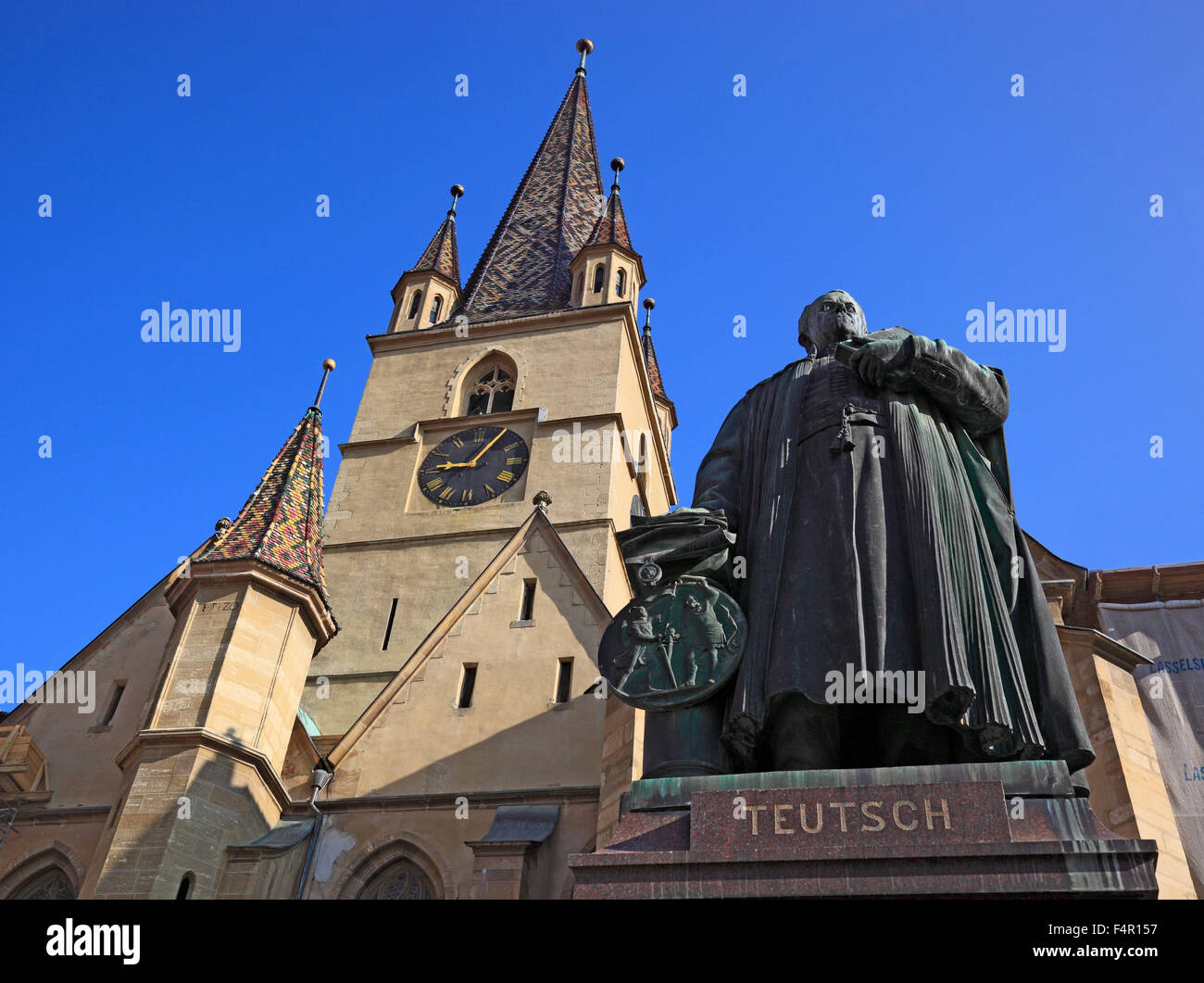 Evangelische Pfarrkirche und Statue von Friedrich Teutsch, 1852-1933, Bischof der Siebenbürger Sachsen, Sibiu, Rumänien Stockfoto