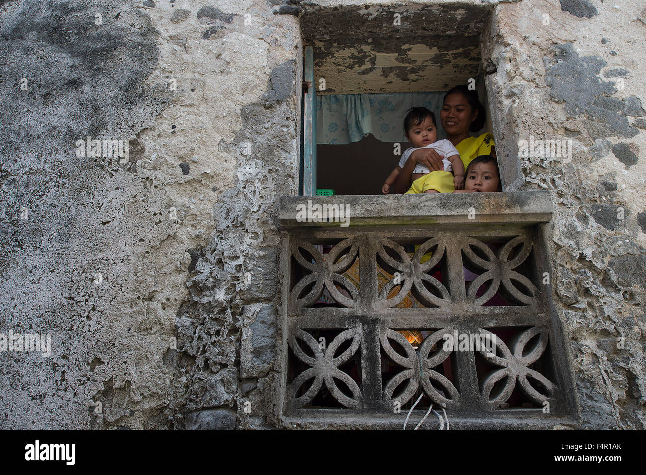 Sabtang Insel, Batanes, Philippinen-März 28,2015: Unbekannte Frauen mit ihren Kindern von Ivatan ethnischen Pose für die Kamera auf den w Stockfoto