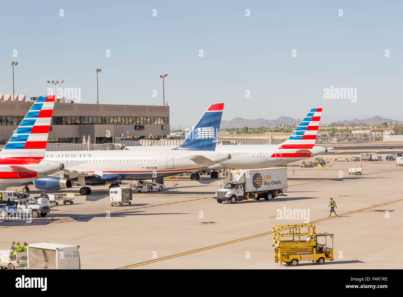 2. Oktober 2015, Phoenix, Arizona, USA - PHX-Flughafen. American Airlines und US Airways Flugzeuge auf Rampe Stockfoto