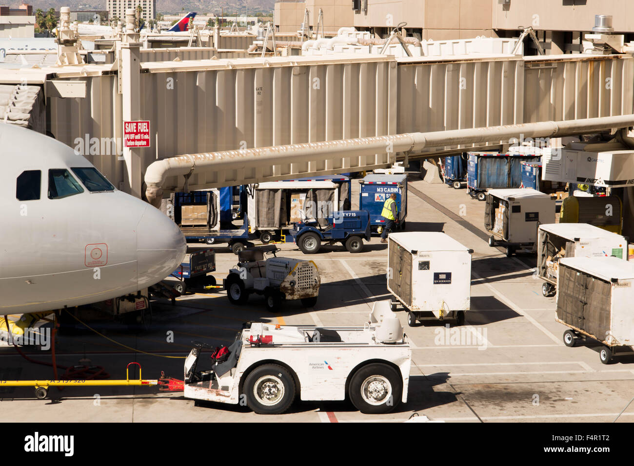 2. Oktober 2015, Phoenix, Arizona, USA - PHX-Flughafen.  Flugzeug-Nase an boarding bridge Stockfoto
