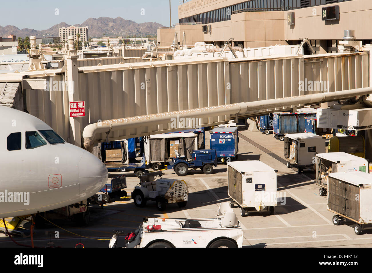 2. Oktober 2015, Phoenix, Arizona, USA - PHX-Flughafen.  Flugzeug-Nase an boarding bridge Stockfoto