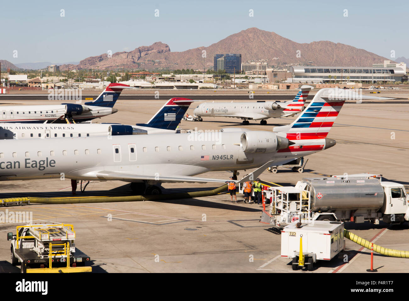 2. Oktober 2015, Phoenix, Arizona, USA - PHX-Flughafen. Amerikanische Airlinesand US Airways Flugzeuge auf Rampe Stockfoto