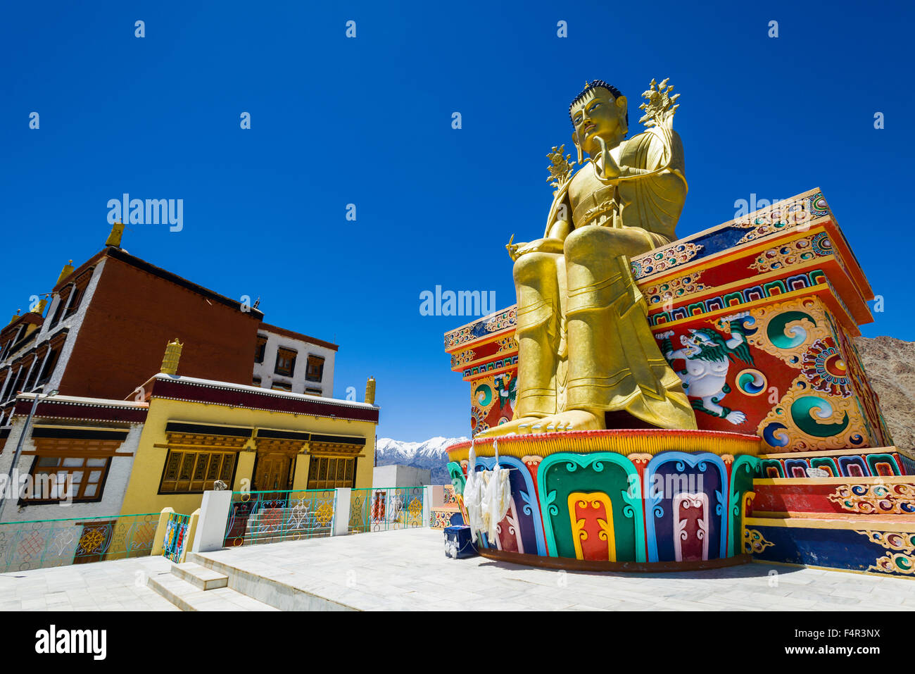 Eine riesige Statue des Maitreya, der zukünftige Buddha, errichtet in likir Gompa, ein Kloster auf einem Hügel in kargen Landschaft gelegen Stockfoto