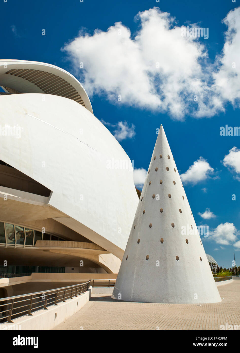 Konische Aufzugsschacht, der Stadt der Künste und Wissenschaften (Ciudad de Las Artes y Las Ciencias), Valencia, Spanien. Stockfoto