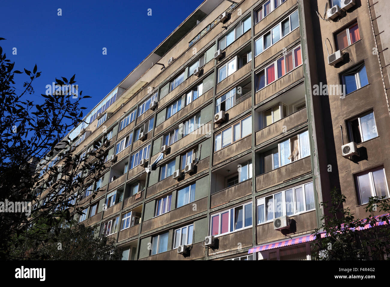 Wohnhaus in sozialistischen Plattenbau Stil, Bukarest, Rumänien Stockfoto