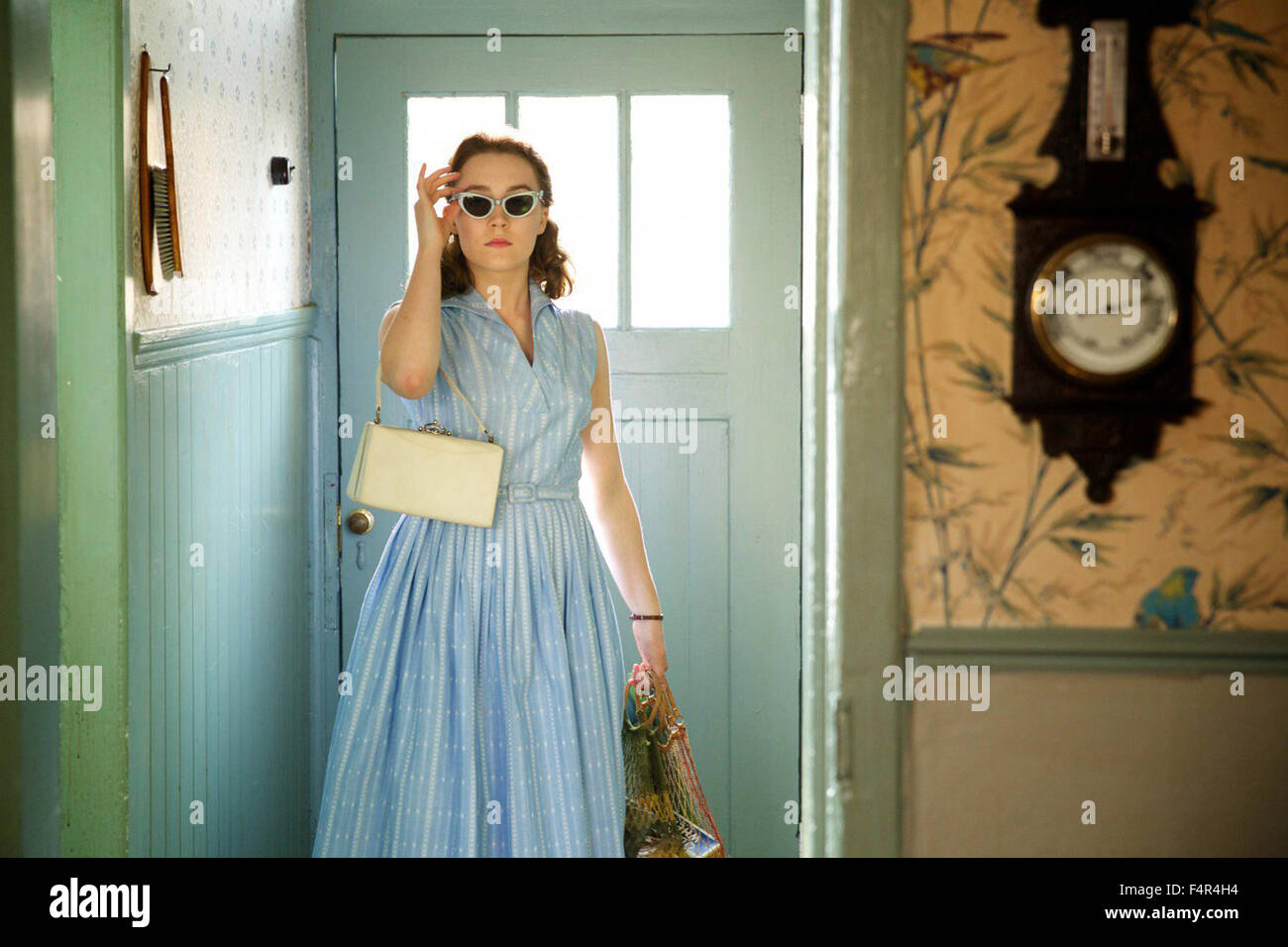 Brooklyn ist ein historischer Historiendrama 2015-Film unter der Regie von John Crowley und geschrieben von Nick Hornby, basierend auf Colm Tóibín Roman mit dem gleichen Namen.  Dieses Foto ist nur zu redaktionellen Zwecken und unterliegen dem Copyright von der Filmgesellschaft und/oder der Fotograf von dem Film oder der Firma zugeordnet und kann nur durch Veröffentlichungen im Zusammenhang mit der Förderung der oben genannten Film reproduziert werden. Eine obligatorische Gutschrift auf die Filmgesellschaft ist erforderlich. Der Fotograf sollte auch angerechnet werden, wenn bekannt. Stockfoto