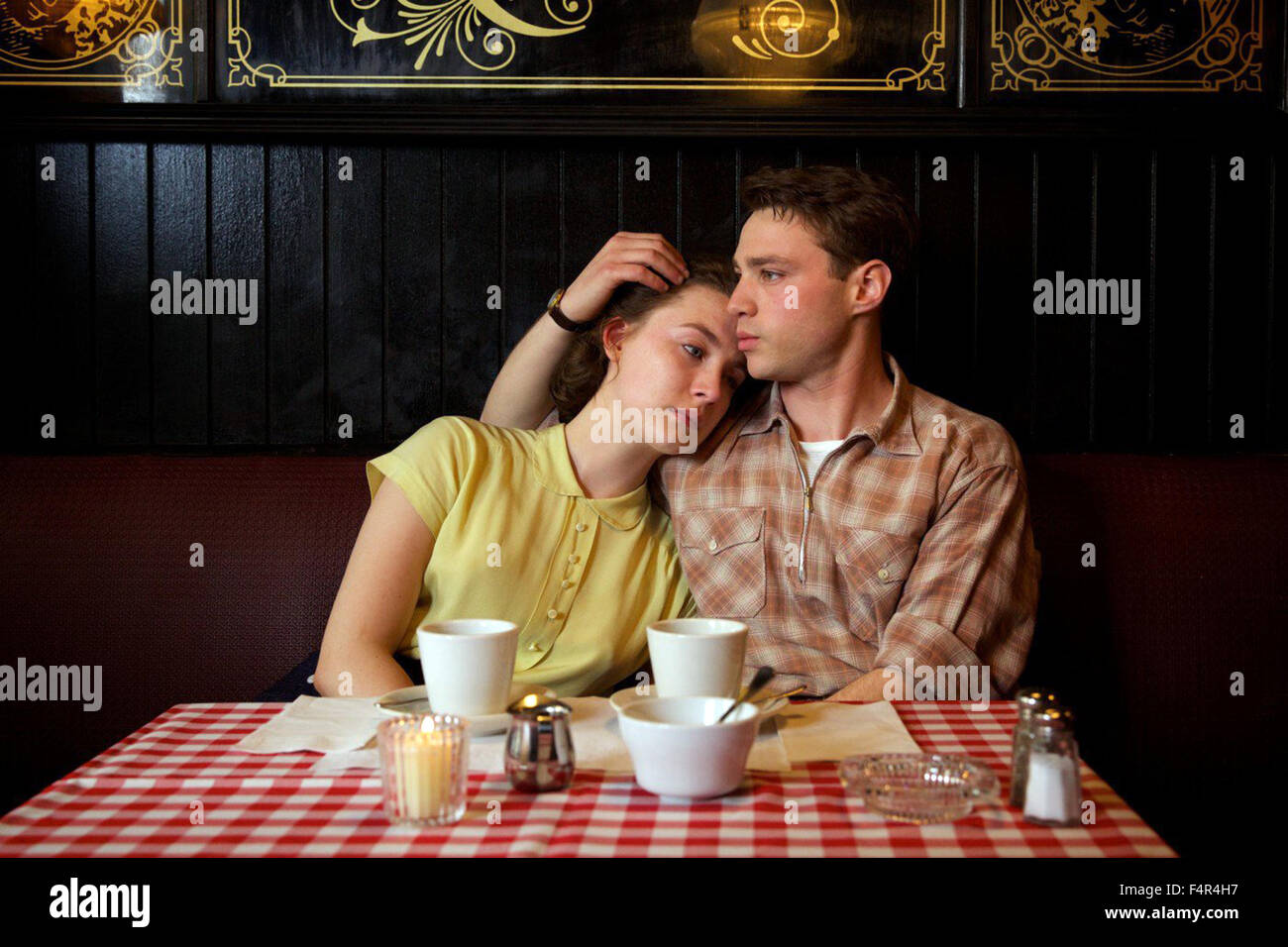 Brooklyn ist ein historischer Historiendrama 2015-Film unter der Regie von John Crowley und geschrieben von Nick Hornby, basierend auf Colm Tóibín Roman mit dem gleichen Namen.  Dieses Foto ist nur zu redaktionellen Zwecken und unterliegen dem Copyright von der Filmgesellschaft und/oder der Fotograf von dem Film oder der Firma zugeordnet und kann nur durch Veröffentlichungen im Zusammenhang mit der Förderung der oben genannten Film reproduziert werden. Eine obligatorische Gutschrift auf die Filmgesellschaft ist erforderlich. Der Fotograf sollte auch angerechnet werden, wenn bekannt. Stockfoto