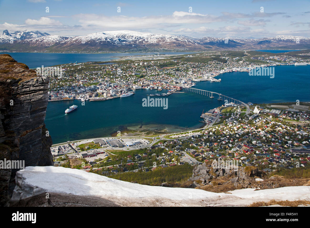 Norwegen, Troms, Nord-Troms, Tromso, Stadt, Hafen, Antenne, Schnee, Brücke, Landschaft, Meer, Berge, Panorama Stockfoto