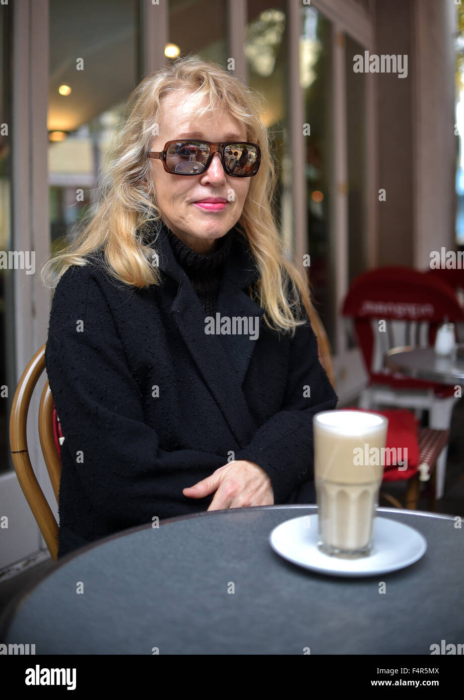 Berlin, Deutschland. 13. Oktober 2015. Musikerin Annette Humpe während eines Interviews in Berlin, Deutschland, 13. Oktober 2015. Annette Humpe wird 68 28. Oktober 2015 einzuschalten. Foto: BRITTA PEDERSEN/Dpa/Alamy Live News Stockfoto