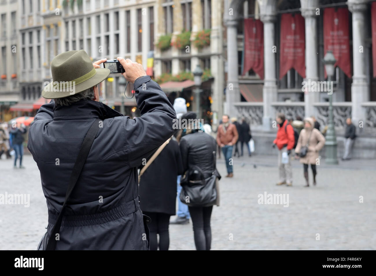 Brüssel, Belgien-Dezember 05, 2015: Ausländische Touristen nimmt Bilder auf Grand Place in Brüssel, einer der meist fotografierten Orte Stockfoto