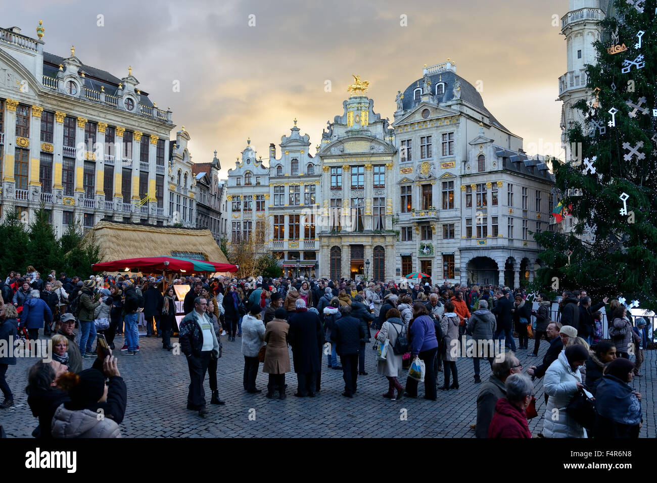Brüssel, Belgien-Dezember 06, 2015: Ausländische Touristen überfüllten Grand Place in Brüssel für Weihnachten, einer der meist Pho dekoriert Stockfoto