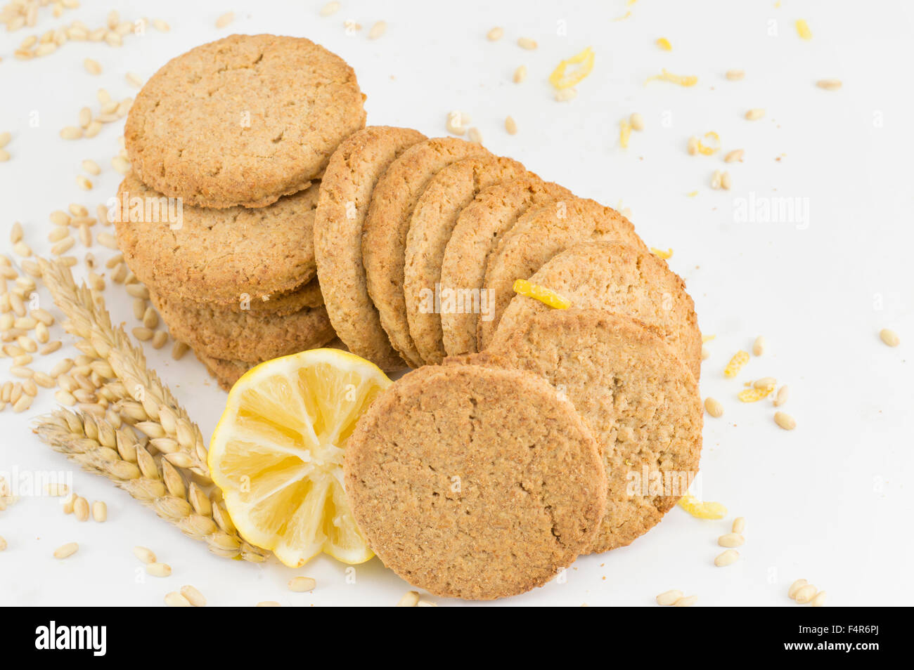 Cookies und dekorierten Zitrone auf weißem Hintergrund mit Weizen und Samen verteilt rund um Stockfoto