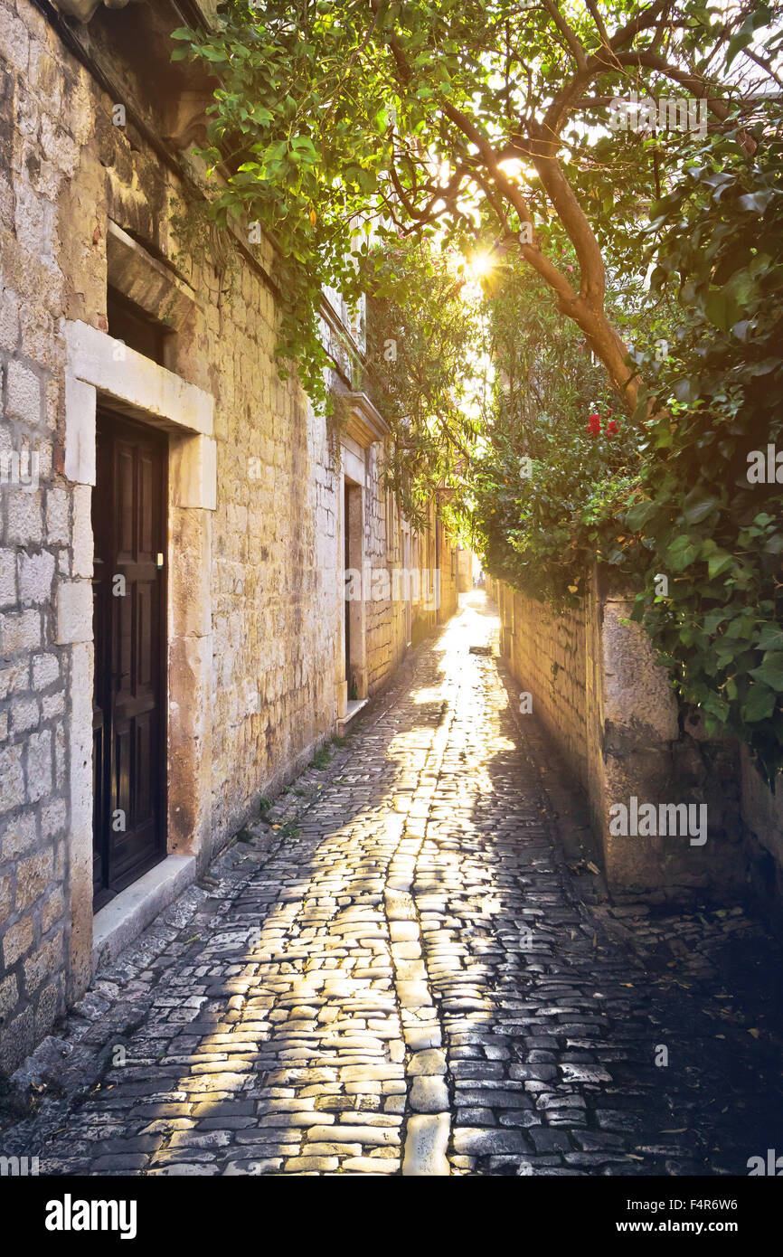 Alten gepflasterten Straßen von Trogir, UNESCO-Weltkulturerbe in Kroatien Stockfoto