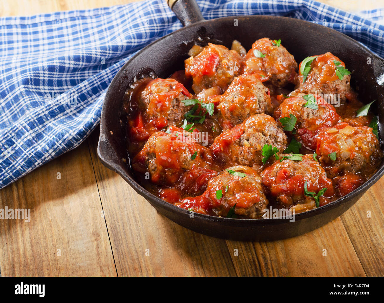 Hausgemachte Frikadellen mit Tomatensauce und Kräutern. Selektiven Fokus Stockfoto