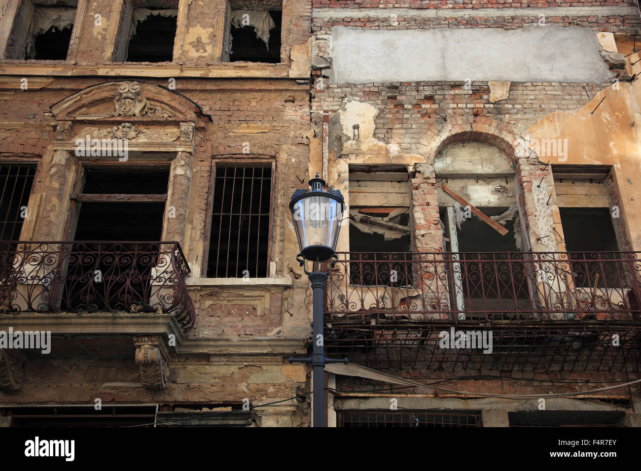 Sanierungsgebiet, denkmalgeschützte Gebäude im historischen Zentrum von Bukarest für die Rehabilitation, Rumänien Stockfoto