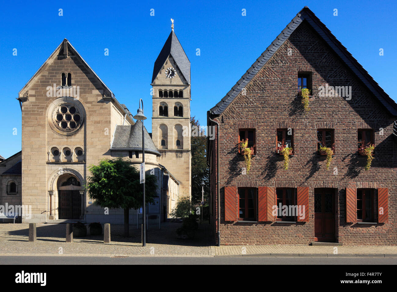 Katholische Pfarrkirche St. Sebastianus Und Wohnhaus eine der Herzogstraße in Grevenbroich-Huelchrath, Niederrhein, Nordrhein-Westfalen Stockfoto