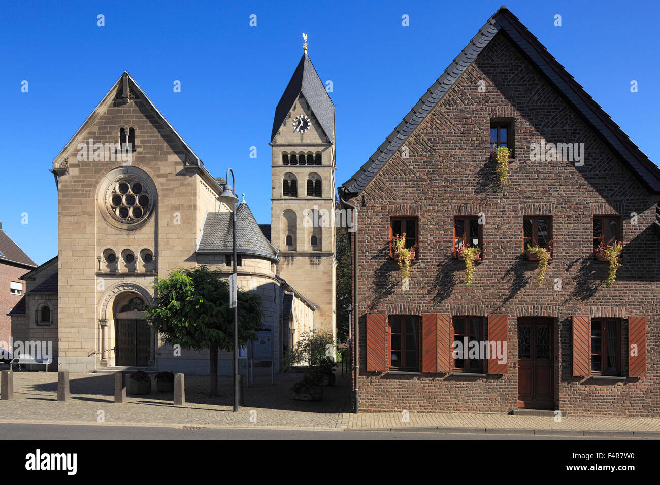 Katholische Pfarrkirche St. Sebastianus Und Wohnhaus eine der Herzogstraße in Grevenbroich-Huelchrath, Niederrhein, Nordrhein-Westfalen Stockfoto