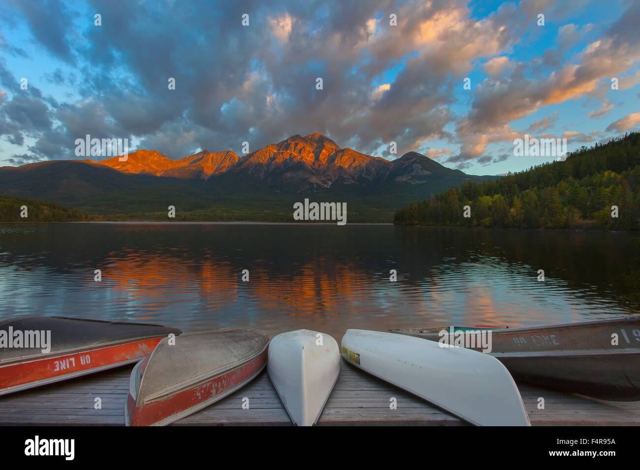 Pyramid Lake, Jasper Nationalpark, Alberta, Kanada, Kajak, Sonnenuntergang, Wolken, dramatisches Licht, Kanus Stockfoto