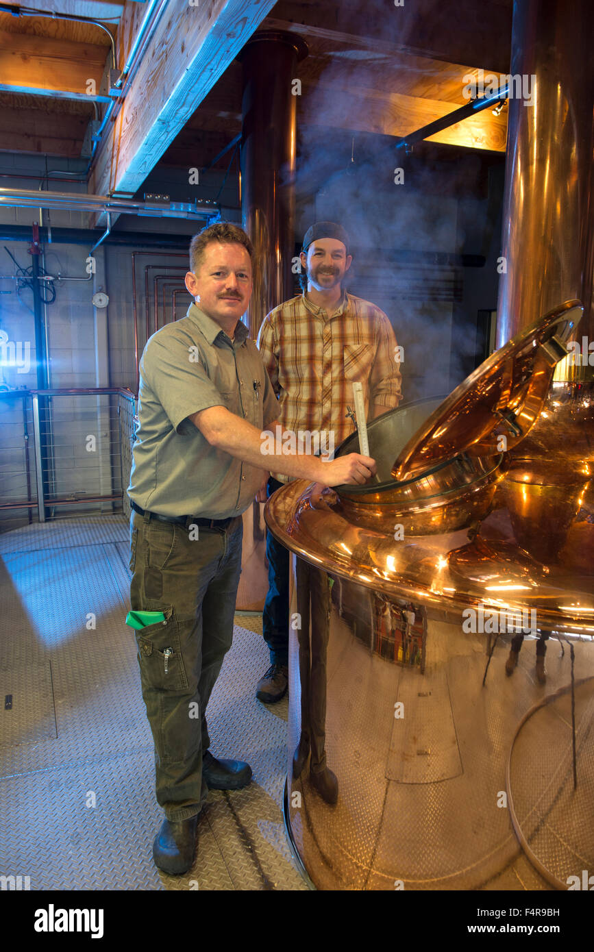 Oregon, biegen, Crux, Brauerei, brauen, Bier, industrielle, veröffentlicht, Kupfer, Tank, Interieur, Stockfoto