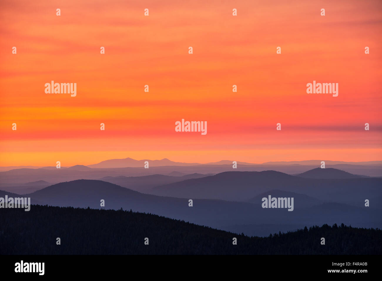 USA, USA, Amerika, Oregon, Kaskaden, Paulina Peak, vulkanischen Ursprungs, Nationaldenkmal, Berge, Sonnenaufgang, rot, Landschaft Stockfoto