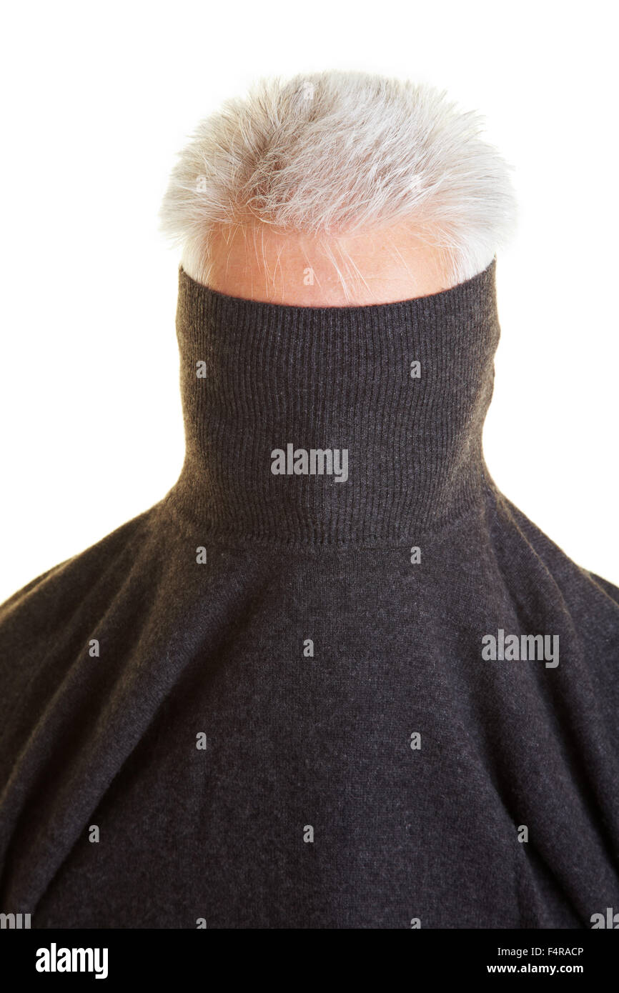 Schüchtern, älterer Mann versteckt sich hinter seiner Rollkragenpullover Stockfoto